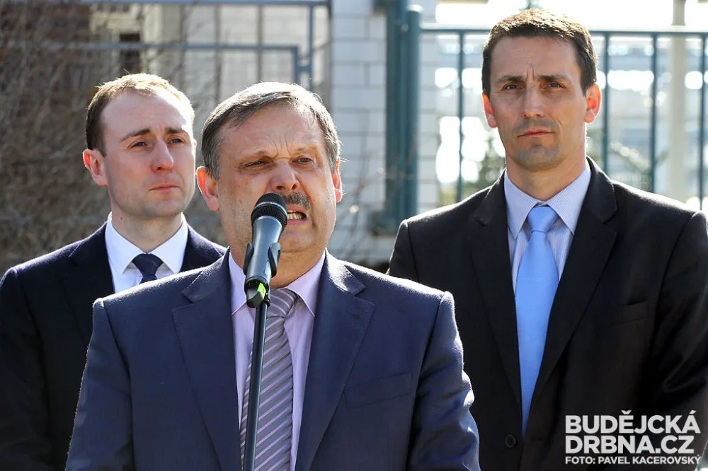 Předseda rozpočtového výboru Václav Votava, v pozadí Ivo Hlaváč ze společnosti ČEZ (vlevo) a Bohdan Zronek, ředitel Temelína