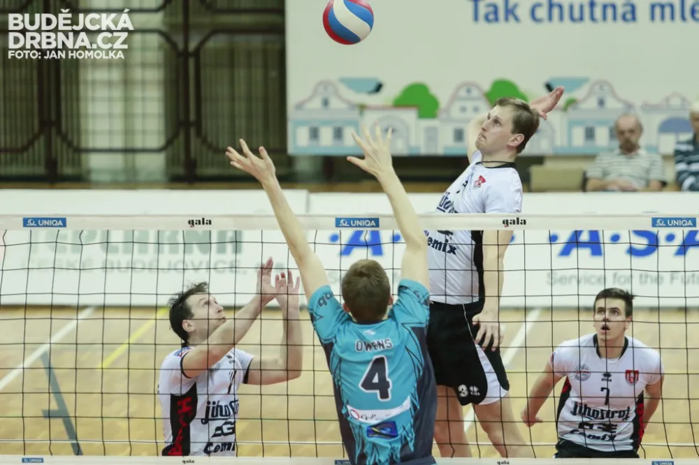 Radek Mach útočí středem