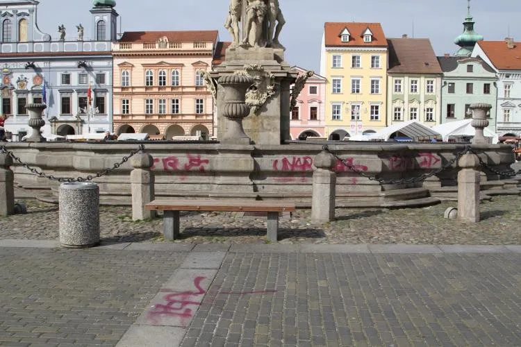 Posprejovaná Samsonova kašna