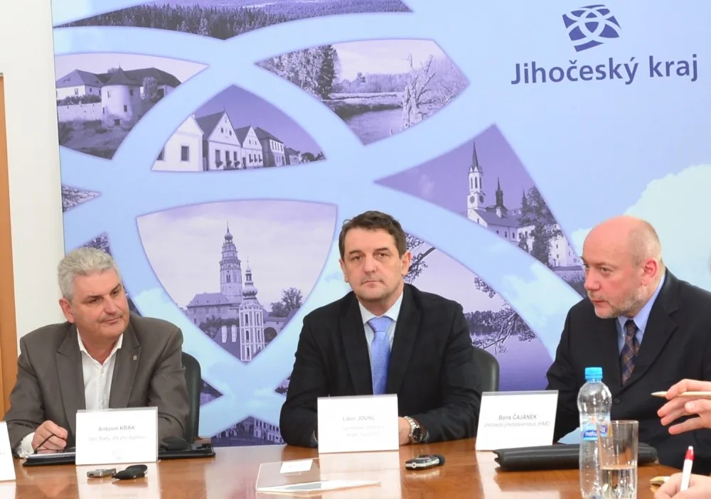 Radní pro dopravu Jihočeského kraje Antonín Krák, náměstek hejtmana Kraje Vysočina Libor Joukl a předseda představenstva JHMD Boris Čajánek