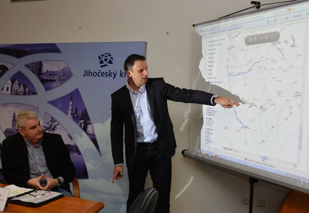 Hejtman Jiří Zimola a krajský radní pro dopravu Antonín Krák na úterní tiskové konferenci při prezentaci modernizace silnic II. a III. tříd na jihu Čech.