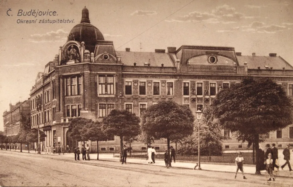 Palác okresního zastupitelství z roku 1902 na Linecké silnici, později na Wilsonově náměstí.