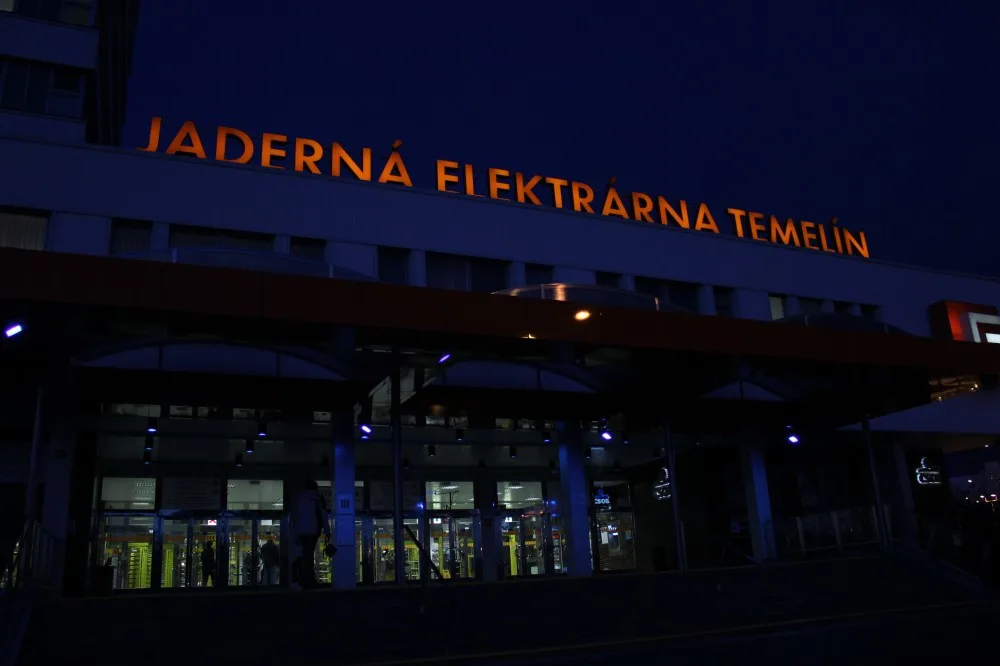 JE Temelín nasvícena modrou barvou