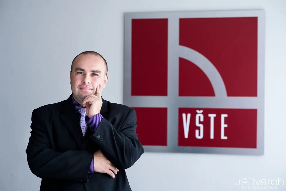 Rektor VŠTE Marek Vochozka
