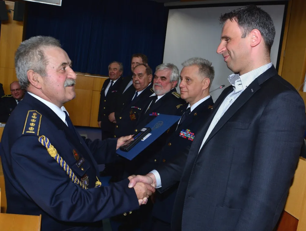 Starosta SH ČMS JčK Václav Žižka poděkoval hejtmanovi Jiřímu Zimolovi a celému kraji za podporu a předal mu medaili za zásluhy o sbory dobrovolných hasičů