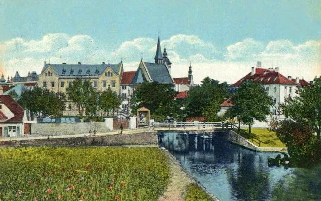 Mlýnská stoka na Senovážném náměstí před rokem 1908 v záběru po proudu. Mostek spojuje Senovážné (vpravo) s Rybní ulicí (vlevo).