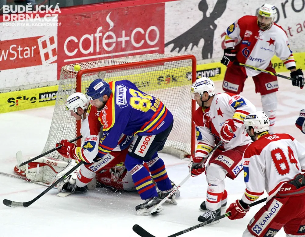 Slávista Jakub Šulc odvrací kotouč před Danielem Boháčem z Furchova brankoviště