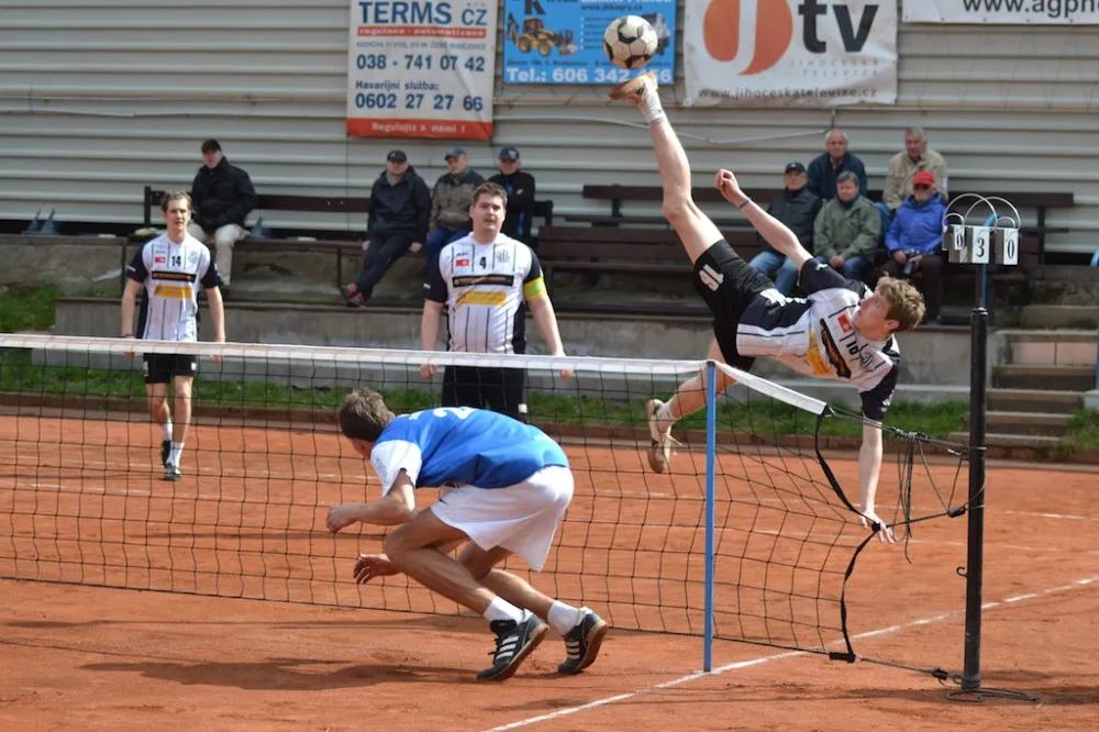 Na přiloženém fotu v akrobatické poloze na útoku juniorský reprezentant Jan Chalupa, se svými spoluhráči Danielem Fíkem a Zdeňkem Musilem