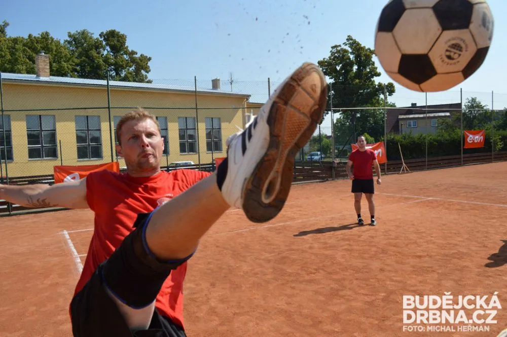David Borovka z týmu Šafářovy legendy při smeči na nohejbale