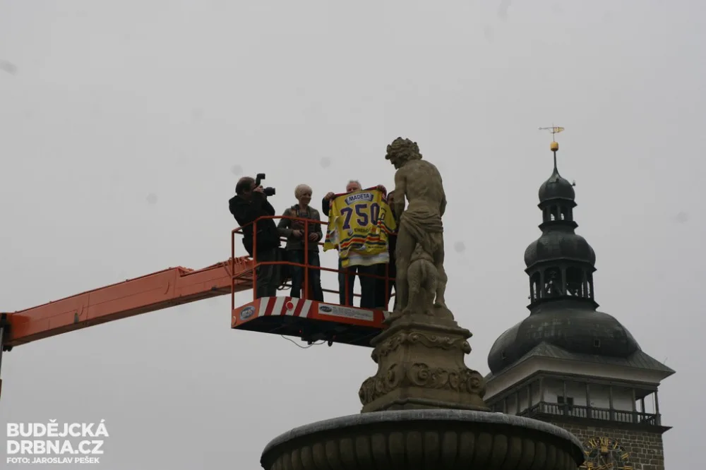 Odstraňování dresu Motoru ze sochy Samsona