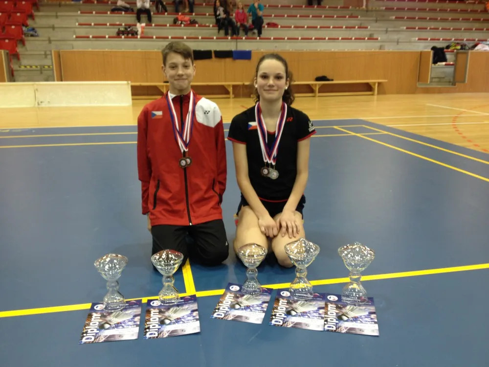 Jan Janoštík a Bára Hadáčková se svými trofejemi
