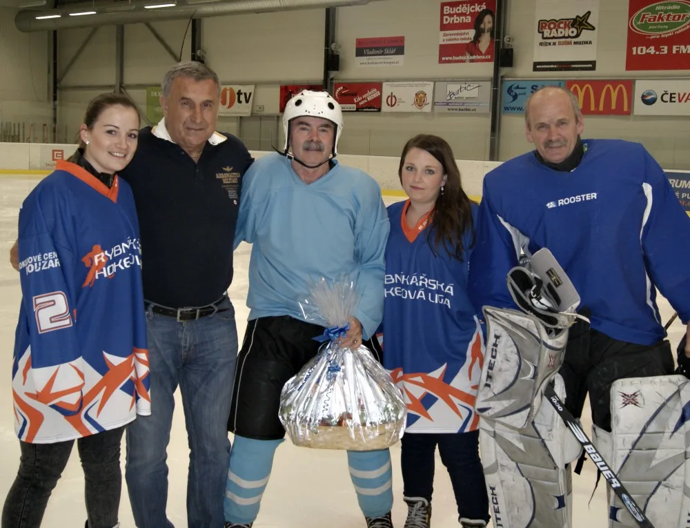 Stanislav Winkler (uprostřed) při zařazení do Síně slávy RHL