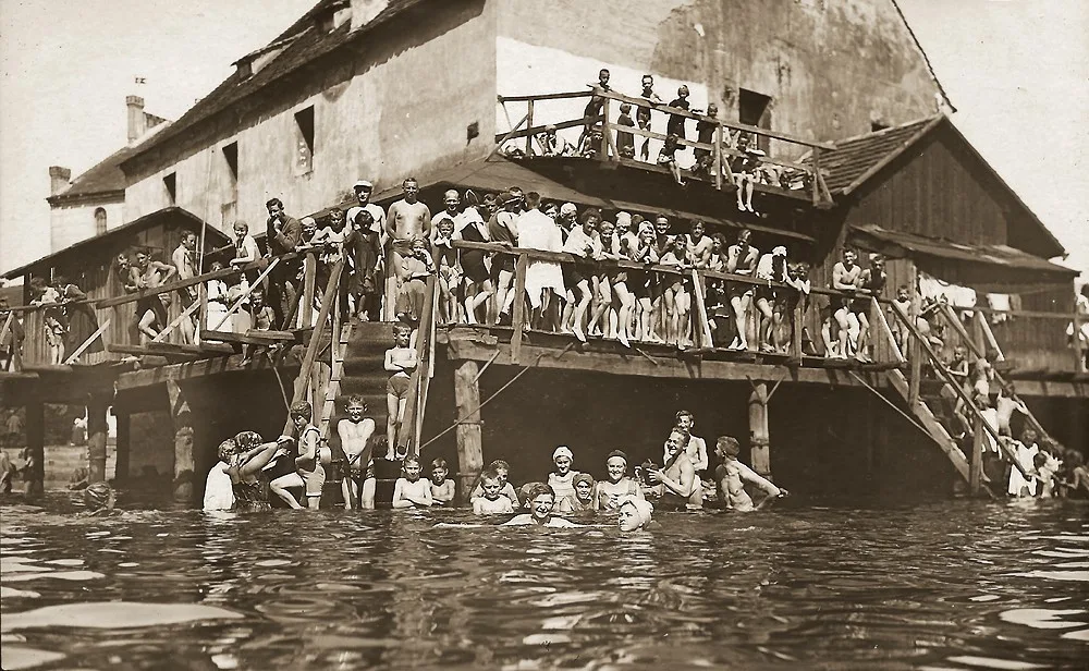 Sokolská plovárna v Malém mlýně před rokem 1929 (v pozadí vlevo je vidět cimbuří Předního mlýna)
