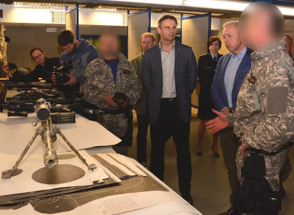 Ministr Chovanec a hejtman Zimola si prohlíží výzbroj zásahové jednotky