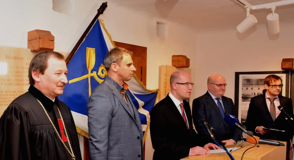 Premiér Bohuslav Sobotka a hejtman Jiří Zimola na tiskové konferenci během slavnostního otevření opraveného Husova domu v Husinci