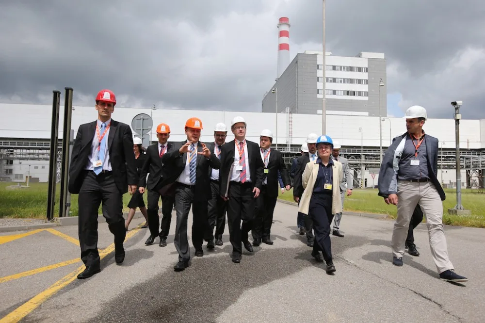 Premiér Bohuslav Sobotka během prohlídky elektrárny Temelín v doprovodu člena představenstva společnosti ČEZ Ladislava Štěpánka