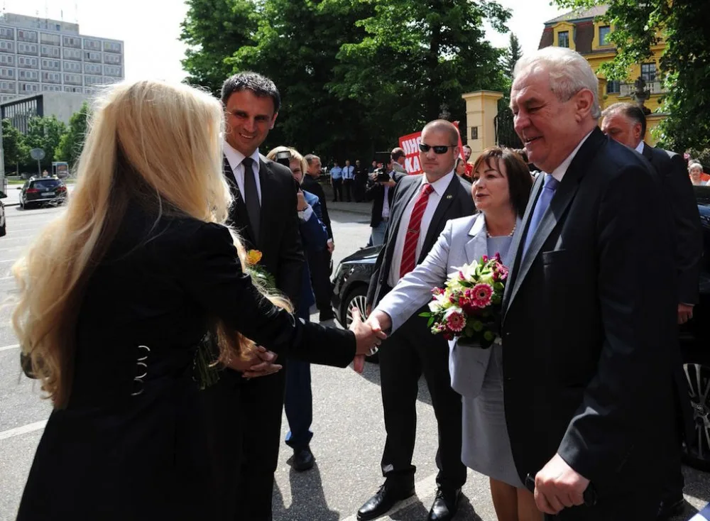 Miloš Zeman se svou chotí při příjezdu před budovu Krajského úřadu Jihočeského kraje