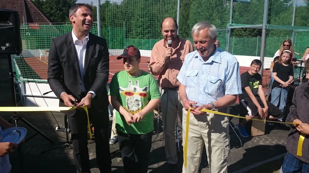Hejtman Jihočeského kraje Jiří Zimola a člen správní rady Nadace ČEZ František Lust otevřeli nové hřiště v českobudějovickém centru Arpida