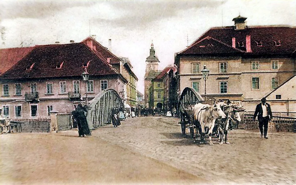 Divadelní ulice před rokem 1908 v záběru od Zlatého mostu přes Malši směrem k náměstí