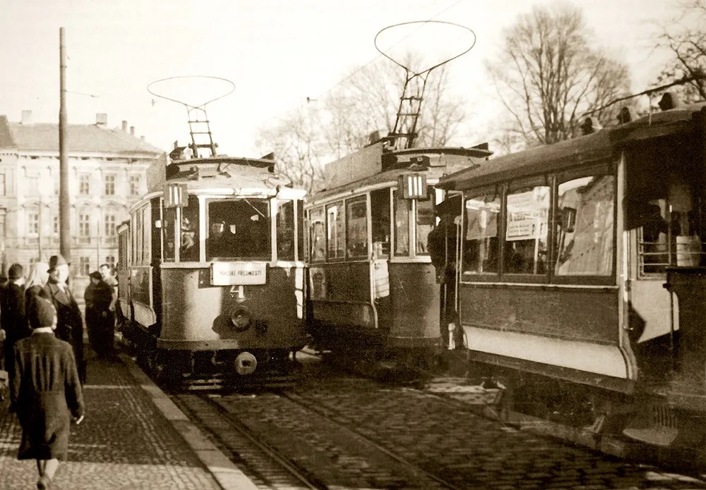 Stanice tramvají na Mariánském náměstí v roce 1941. Stanice a současně výhybna, poněvadž v ulicích byla jen jedna kolej.