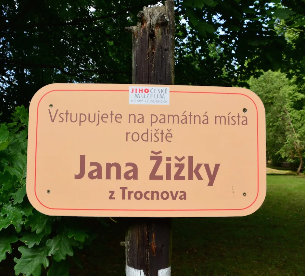 Zmodernizovaný památník v Trocnově