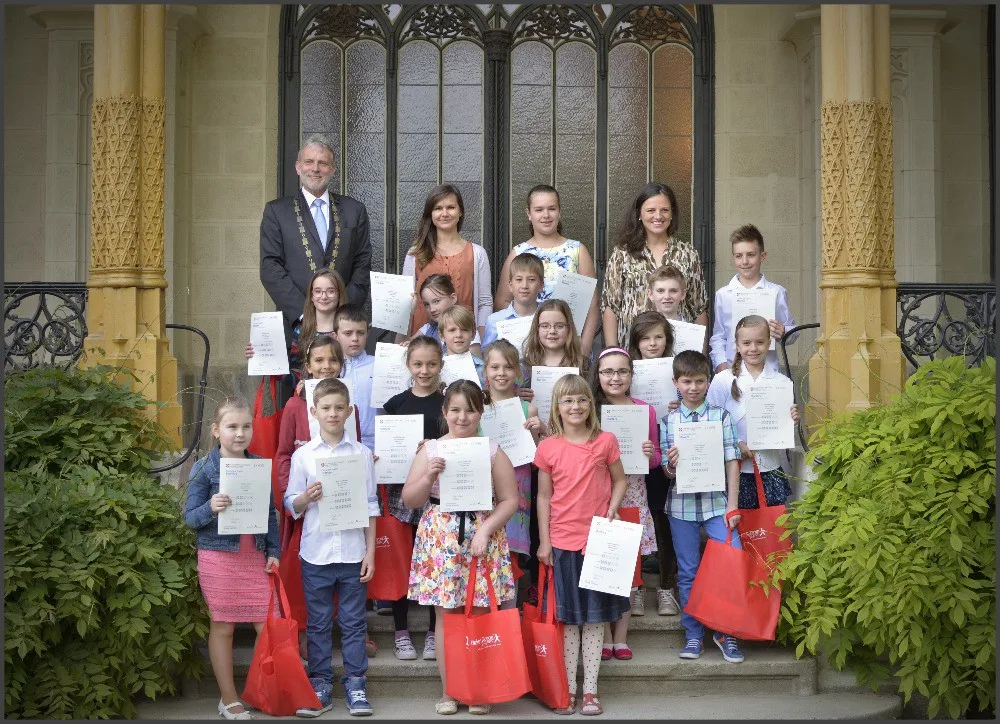 Tomáš Jirsa s dětmi, které získaly Cambridgeské certifikáty
