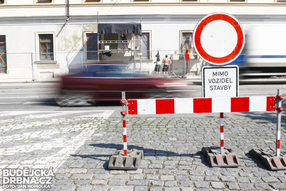 Začala uzavírka Husovy ulice