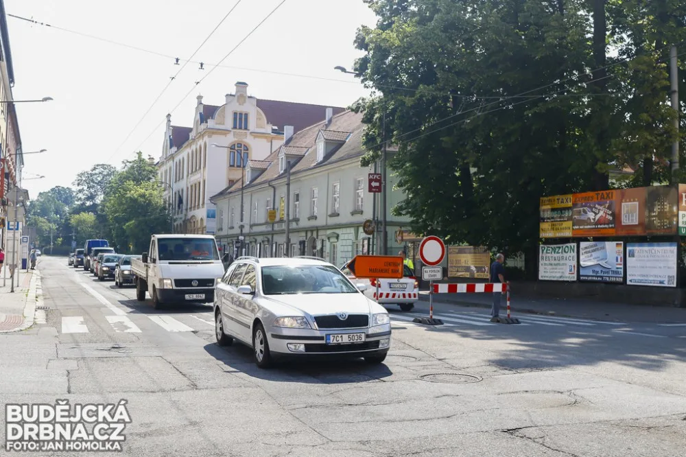 Začala uzavírka Husovy ulice