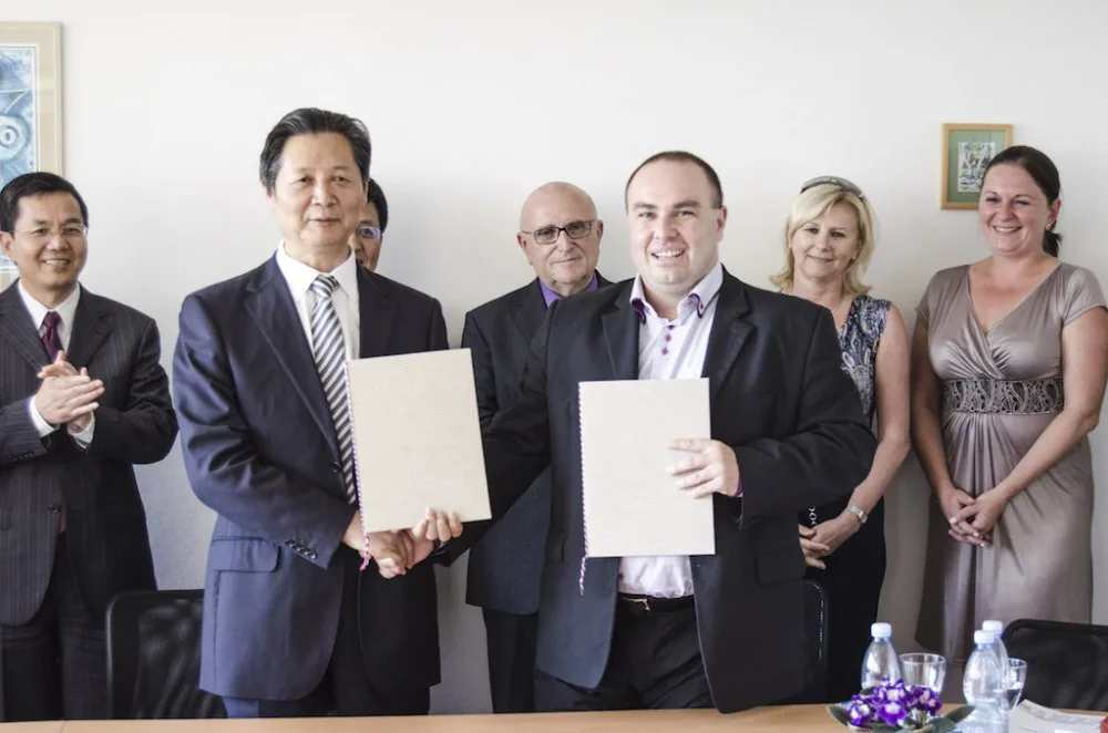 Prezident Henanské univerzity Lou Jüan-kung a Marek Vochozka, rektor VŠTE, podepisují memorandum o spolupráci