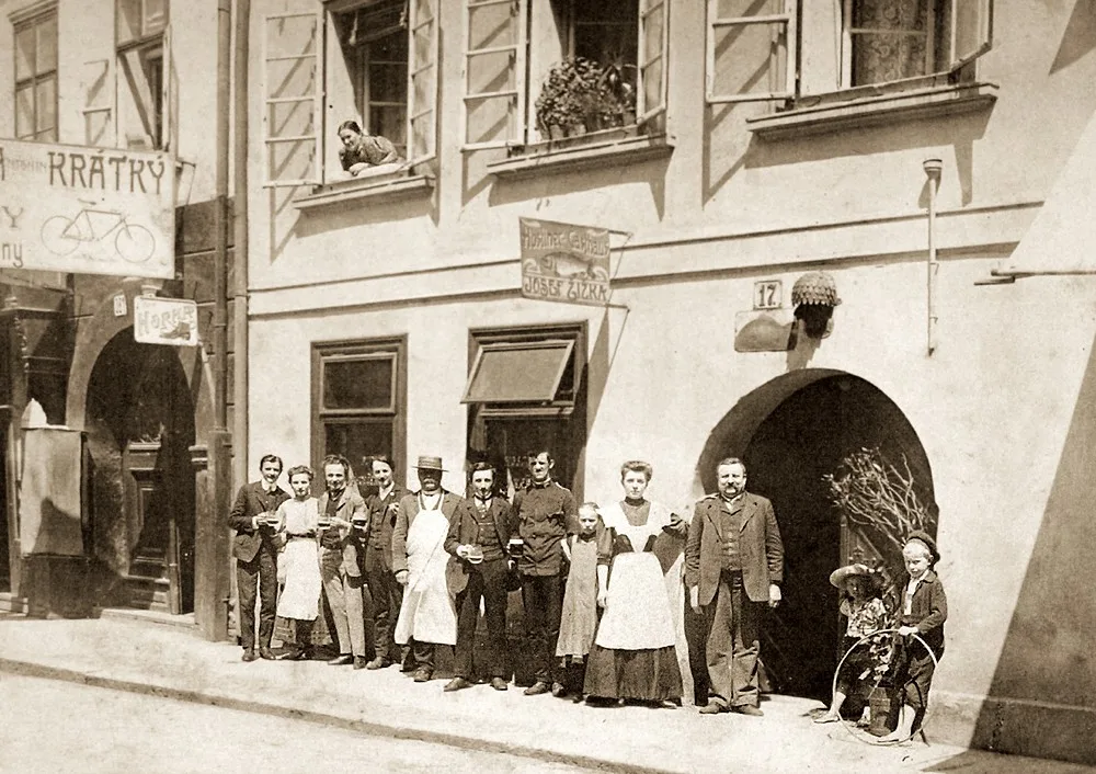 Hostinec U kapra v Široké ulici kolem roku 1906 za hostinského Josefa Žižky