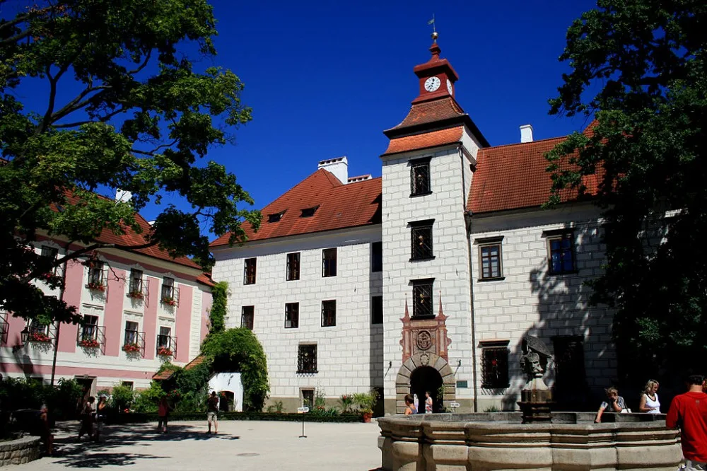 Velké nádvoří státního zámku Třeboň.