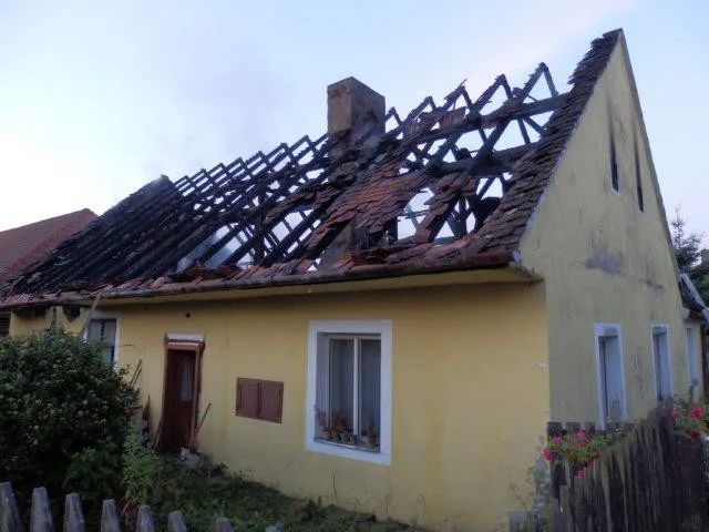 Požár hospodářského stavení v obci Dešná.