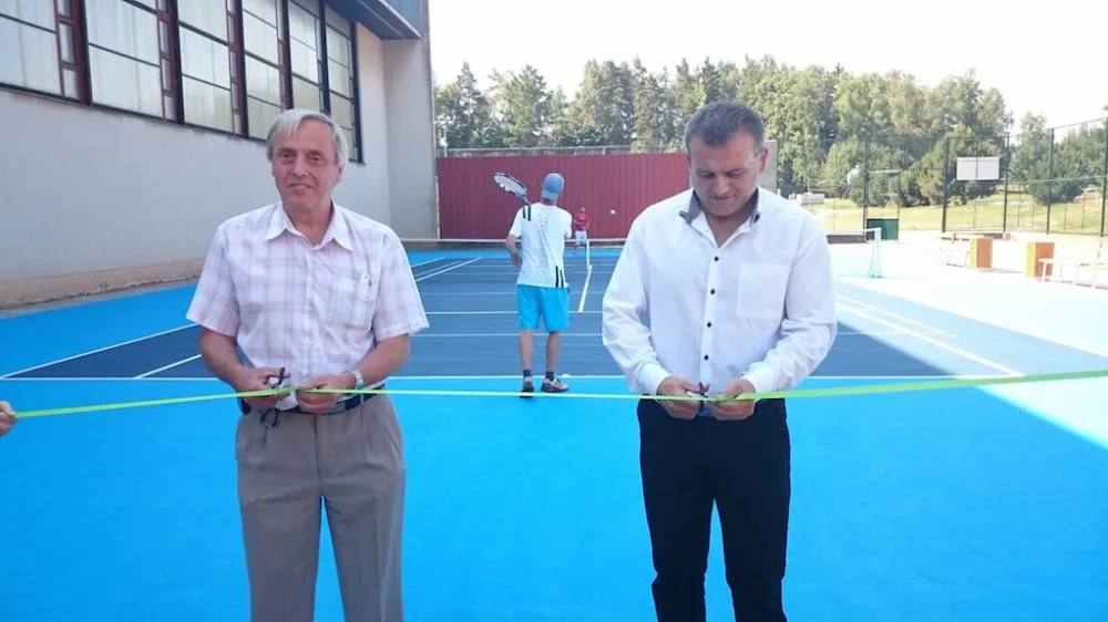 Nové hřiště oficiálně otevřeli milevský starosta Ivan Radosta a František Lust, člen správní rady Nadace ČEZ