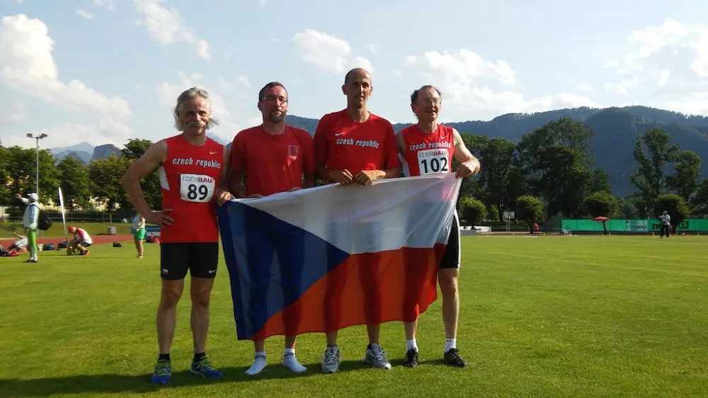Štafeta se dvěma Jihočechy uprostřed - Pavlem Fleischmannem a Tomášem Železným
