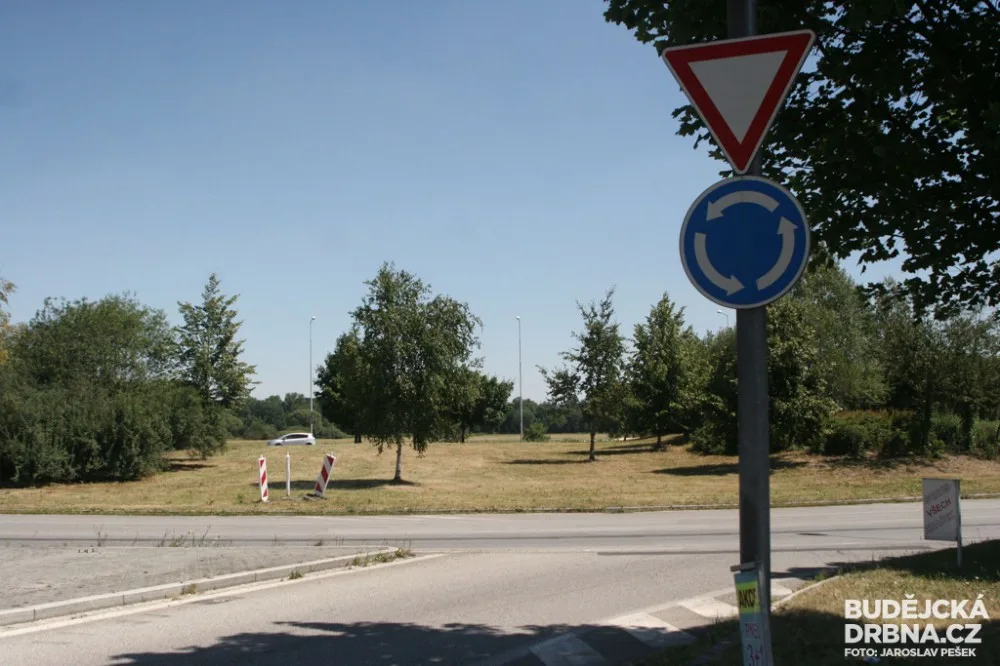 Kruhový objezd u Globusu