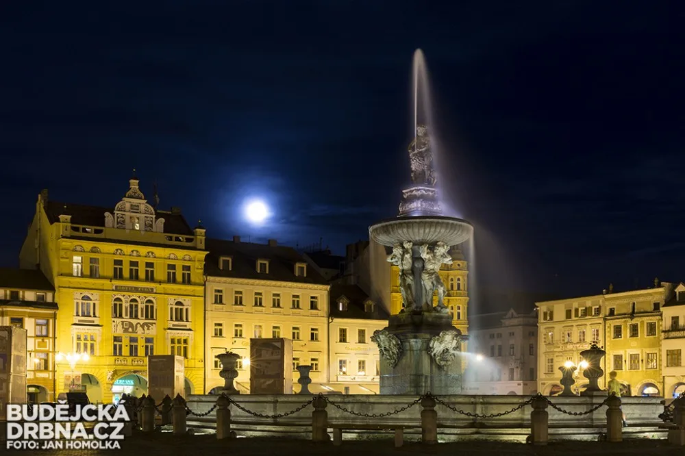 Měsíc nad náměstím Přemysla Otakara II.