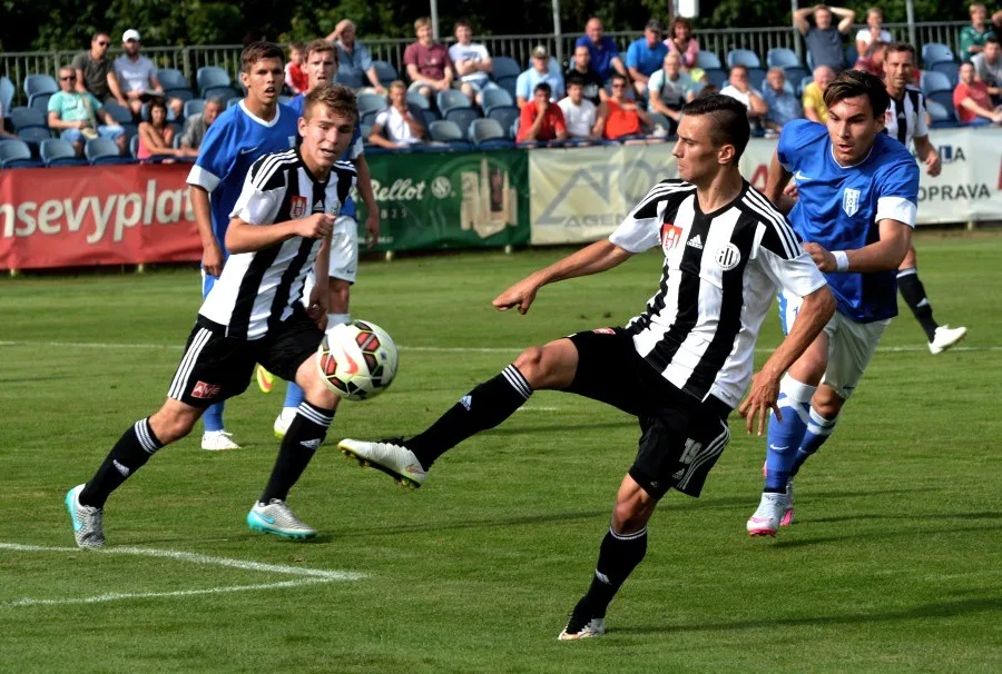 Jakub Pešek zpracovává míč při zápase s Vlašimí