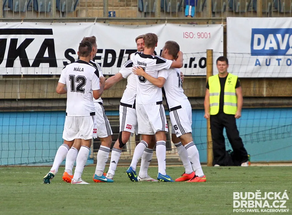 Hráči Dynama slaví v 87. minutě vyrovnávací branku