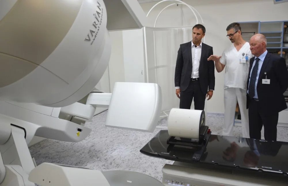 Při prohlídce nového lineárního urychlovače hejtman Jihočeského kraje Jiří Zimola, primář onkologického oddělení Václav Janovský a předseda představenstva nemocnice Břetislav Shon