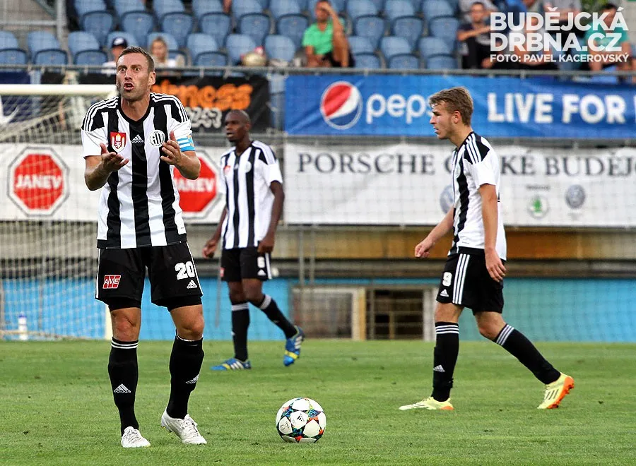 Jan Šimák důrazně promlouvá k jednomu ze svých spoluhráčů