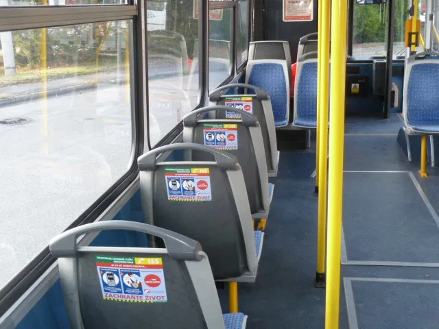 Samolepky na sedačkách v autobusech