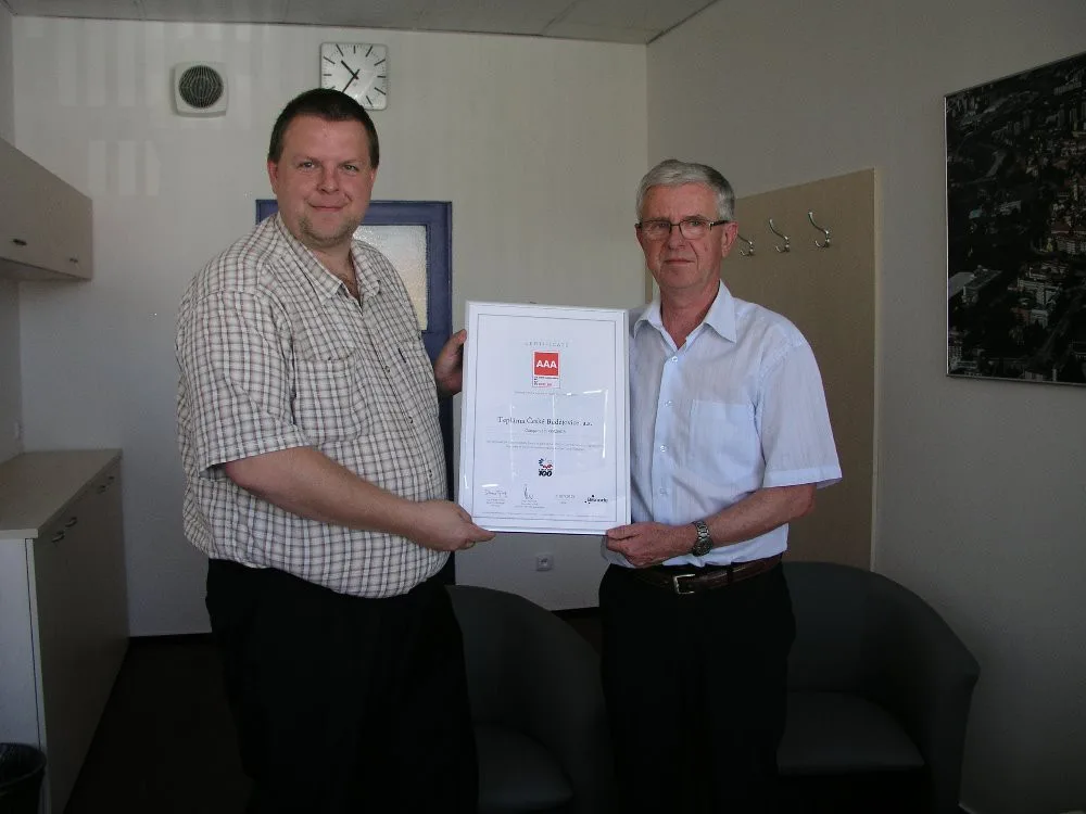 Nejvyšší ratingové hodnocení AAA udělila teplárně společnost Bisnode. Její zástupce Alois Suchánek (vlevo) na snímku spolu s Jaroslavem Panochem, členem představenstva teplárny