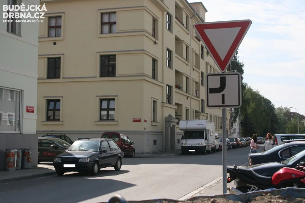 Křižovatka Nerudovy a Františka Hrubína