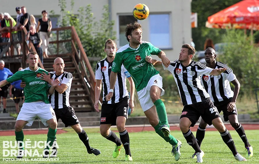 Centr do vápna Dynama přistál na hlavě Michala Klivandy
