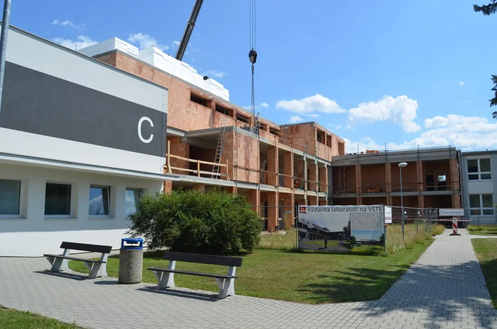 Architekti nové laboratoře umístili v kampusu VŠTE jako vestavbu mezi menzu a učebny