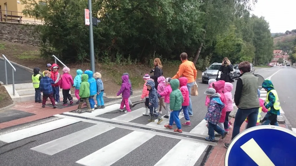 Děti v Českém Krumlově nyní mohou frekventovanou silnici u školy přecházet bezpečněji