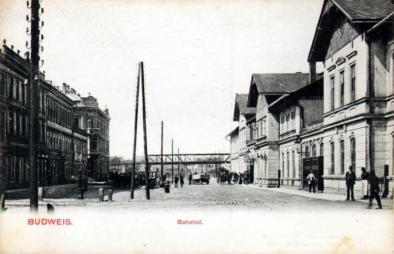 Nádražní třída a staré nádraží vpravo před rokem 1907