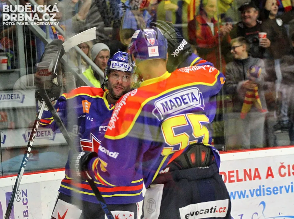 Josef Straka slaví s Tomášem Nouzou rozhodující branku na 3:2