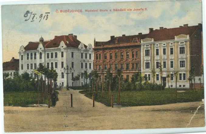 Palackého náměstí před rokem 1913, tehdy náměstí císaře Josefa II. Pohled směrem k hudební škole