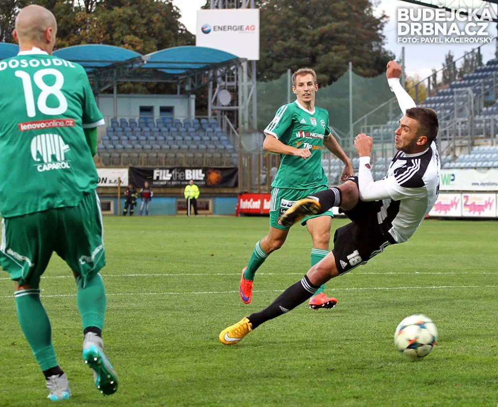 Milan Jurdík dal první branku Dynama, při šanci na snímku navíc trefil břevno